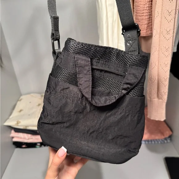 ALO Yoga Black Drawstring Bag - Picture 5 of 8